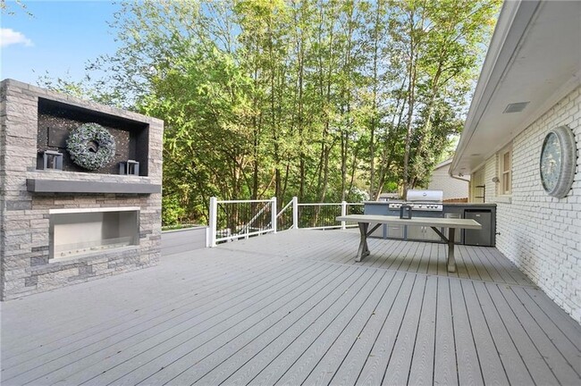 Building Photo - 4555 Runnemede Rd NW