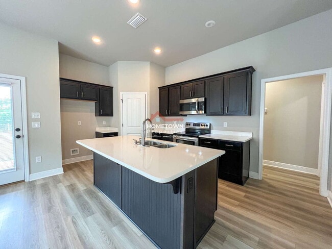 Building Photo - Beautiful 3 bedroom home centrally located...