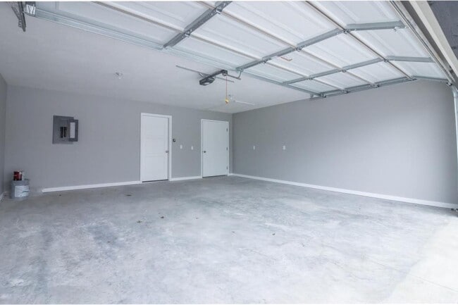 Building Photo - 2850 E Stanford St