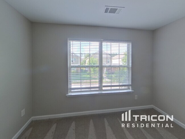 Building Photo - 528 Tulip Ln