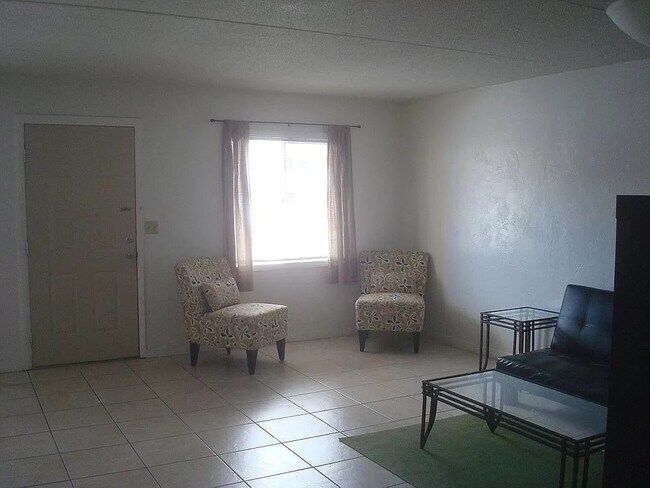 Livingroom - 415 N Halifax Ave