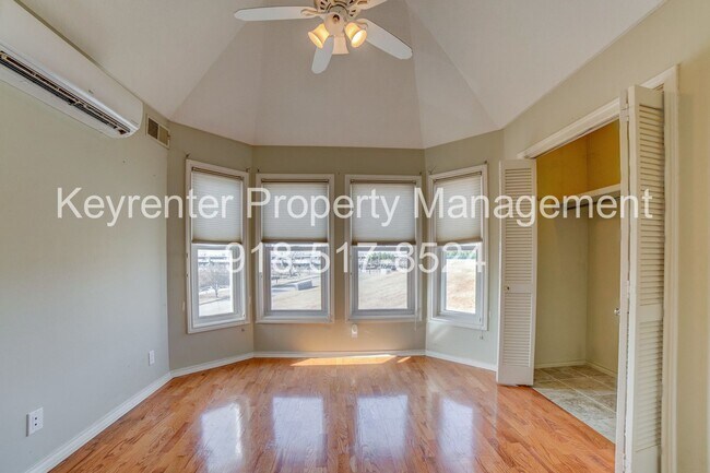 Building Photo - Riverview - Stunning 2 bed 2 bath Townhouse Great Location