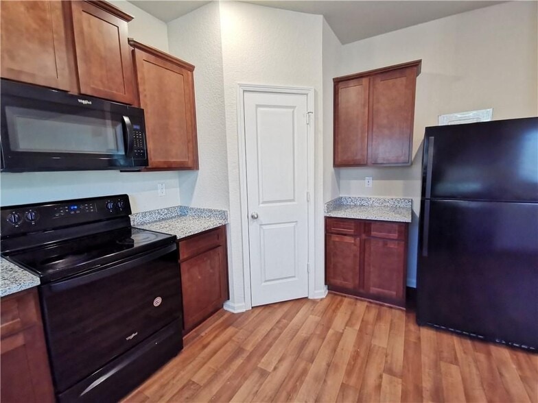 Building Photo - 11 Darling Ln