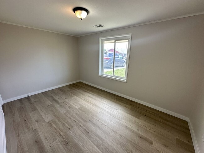 Building Photo - Well-Maintained 3-Bed, 1.5-Bath Home for Lease – 1,056 sq ft