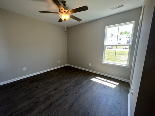 Building Photo - Charming Townhome in Columbia!