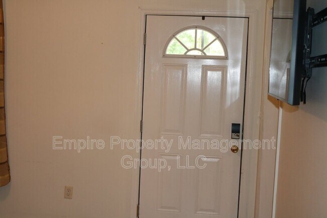 Building Photo - 2208 Kingswood Dr