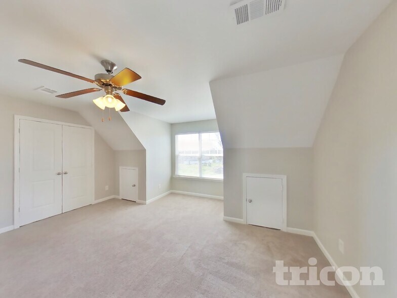 Building Photo - 323 Stratford Park Blvd