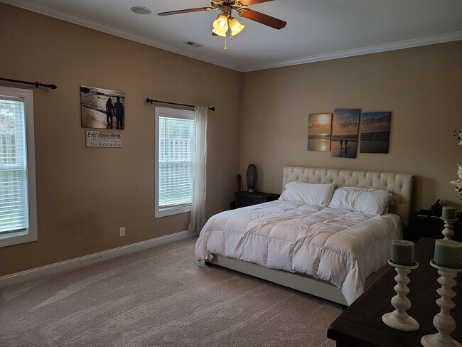 Building Photo - Beautiful unfurnished 3 bedroom, 2.5 bath ...