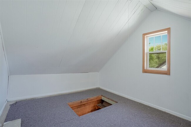 Building Photo - Live on Historic Park Avenue in this 2 Bed 1.5 Bath Single Family Home!