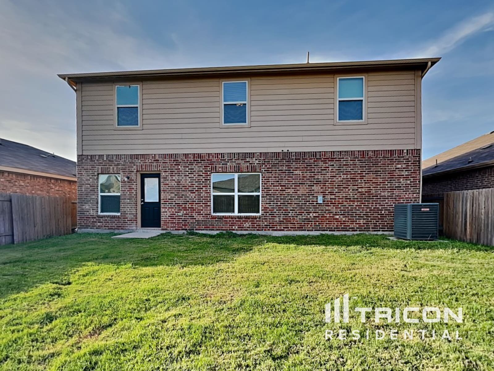 Building Photo - 1327 Tamarack Dr