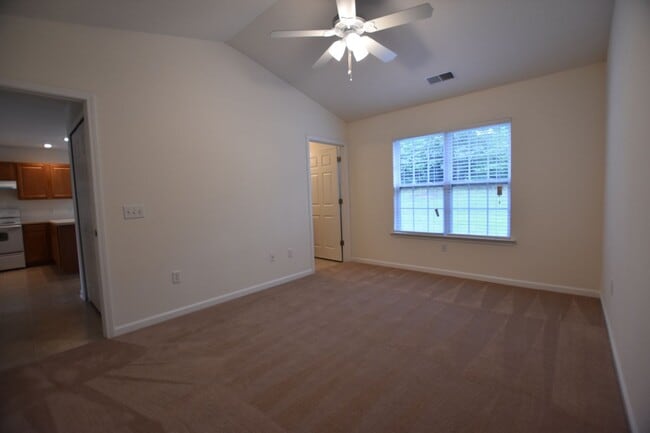 Building Photo - Fantastic 2 bedroom 2 bath end unit townhome