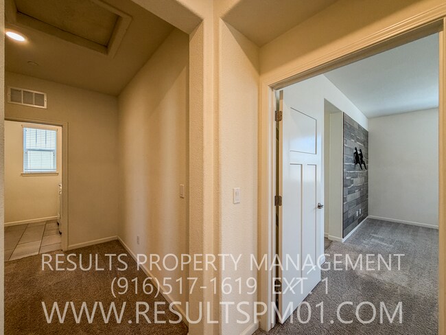 Building Photo - Beautiful Roseville 4 Bedroom Home