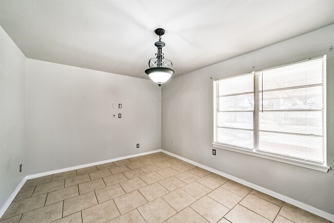 Building Photo - 610 S Belknap St