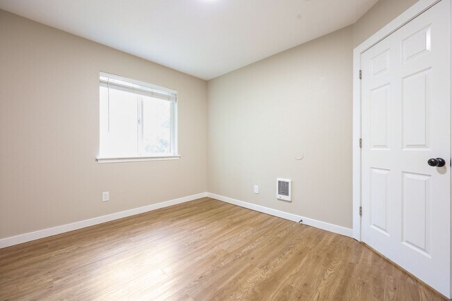 Building Photo - 117 SE 129th Ave