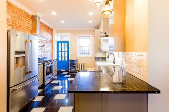 Building Photo - Fully Renovated 3 BR/1.5 BA Apartment in C...