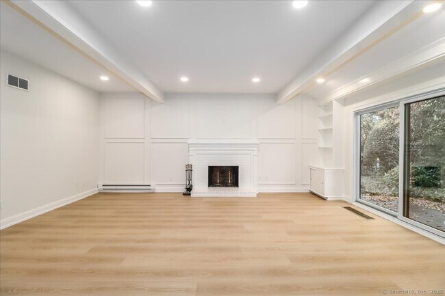 Building Photo - 929 Heritage Vlg