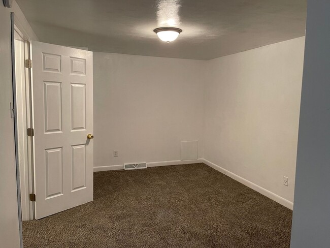 Building Photo - Coleman Place 3-bedroom, 2-bath Condo