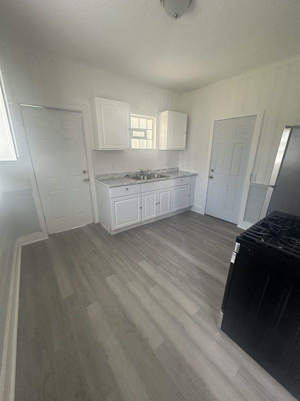 Building Photo - 2056 W 95th St