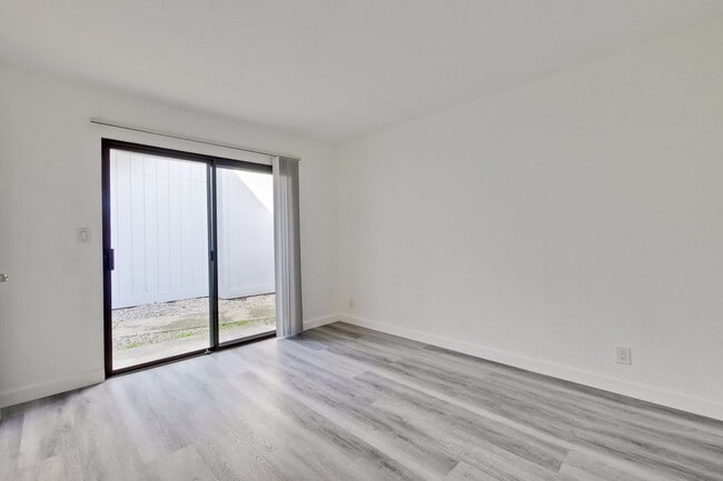 Building Photo - Welcome to this 3 bedroom 2 bath Just updated Townhome located in South San Jose.