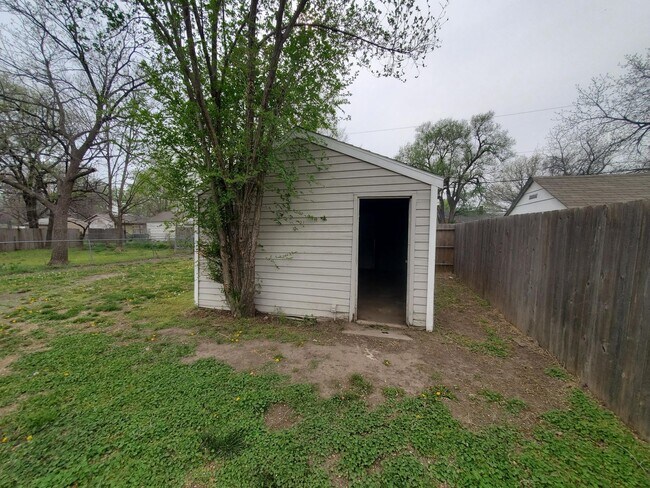 Building Photo - Free standing home just 2 blocks from Central and Mclean