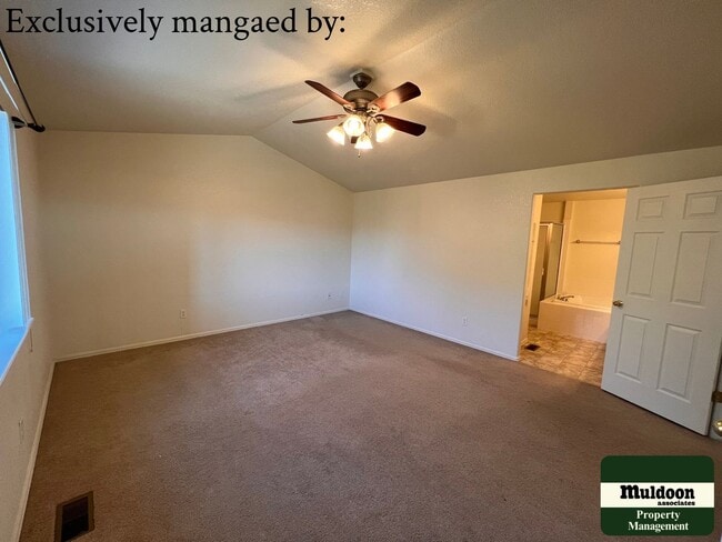 Building Photo - Stunning 3  Bedroom Home with lots of space and a beautiful fenced back yard -