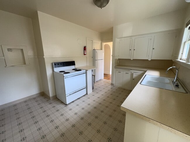 Building Photo - Sit out with your pet on the patio of this Arcata home!