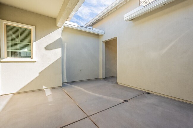 Building Photo - 5 BEDROOM 4 BATH SINGLE FAMILY HOME