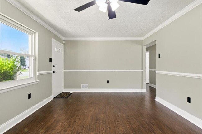 Building Photo - 643 University Dr