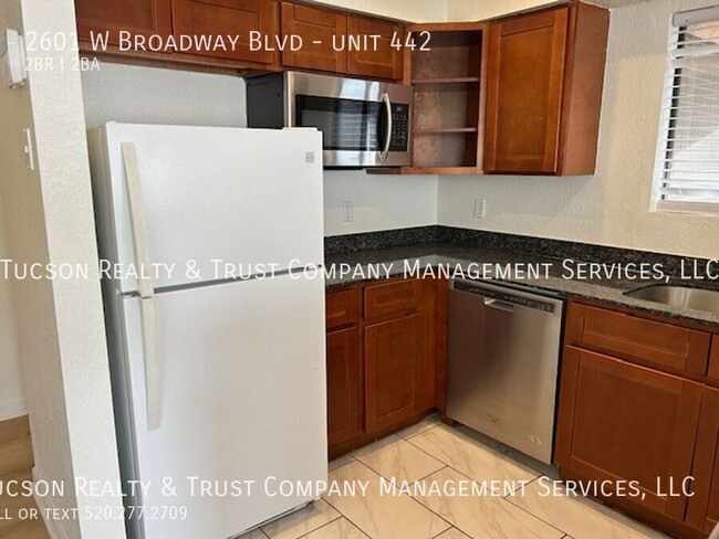 Building Photo - 2 BD 2 BA Condo - West Side