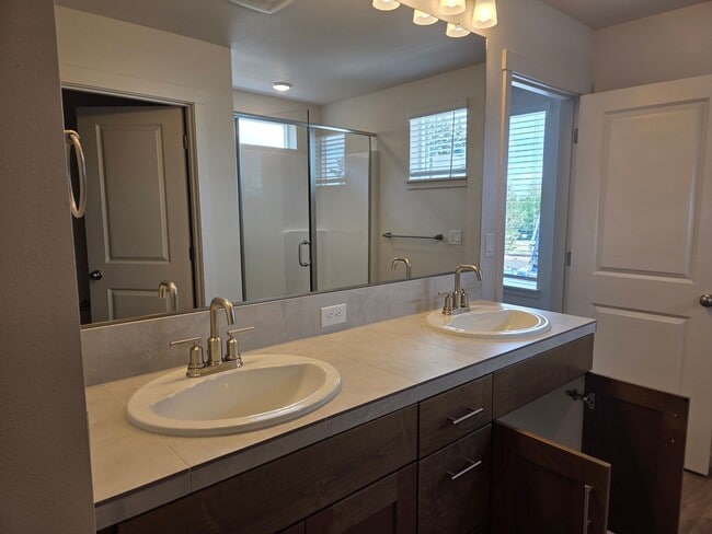 Building Photo - Brand New 3 bdrm 2 1/2 bath townhouse