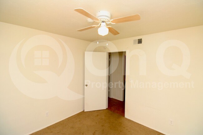 Building Photo - 1810 E Blacklidge Dr