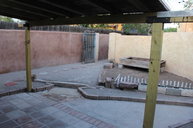 Private Courtyard - 307 Stanford Dr SE