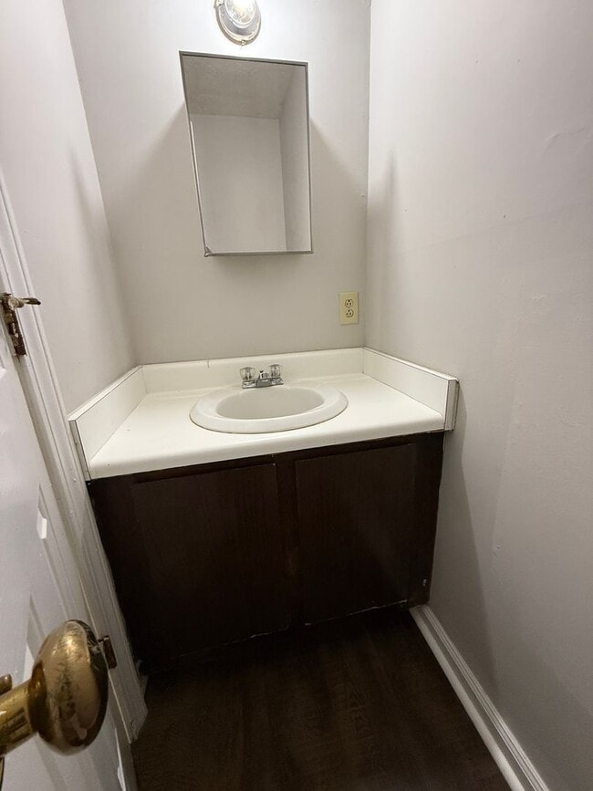 Building Photo - 2 Bedroom- 1 1/2 bathroom- Townhouse Apartment in West Rome