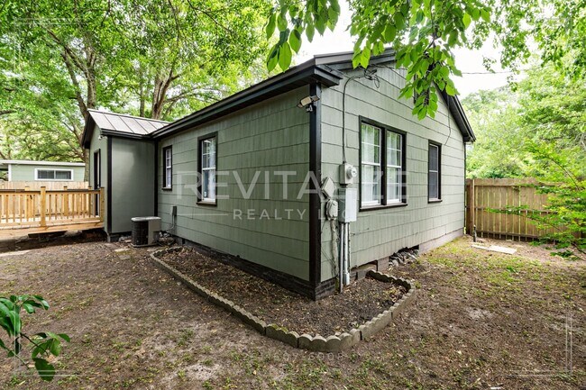 Building Photo - HALF-OFF DEPOSIT SPECIAL! Furnished 2 Bedr...