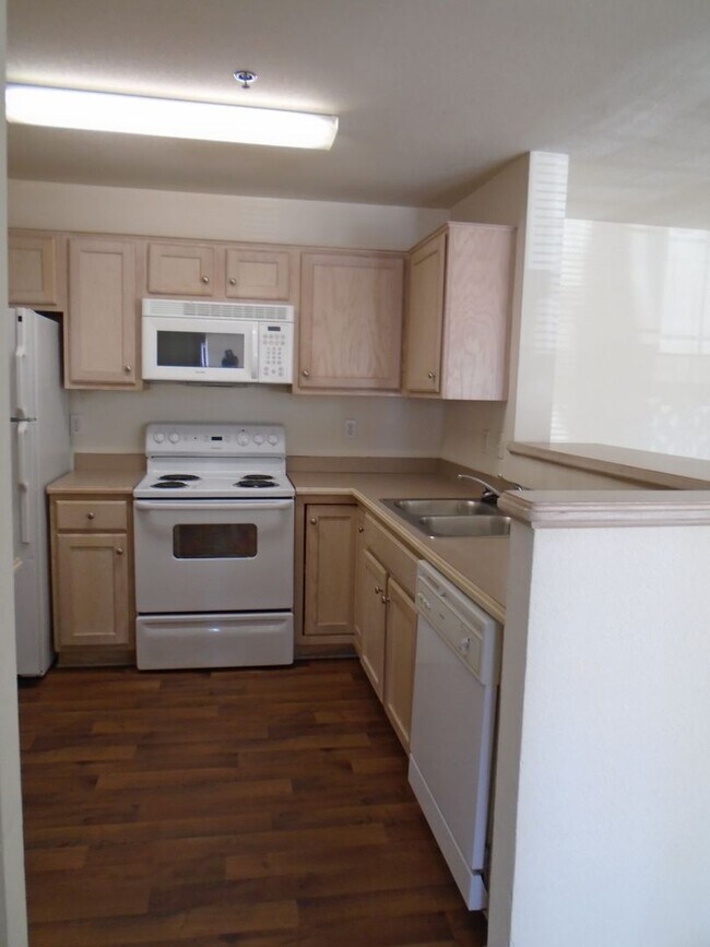 Building Photo - Roomy Main Floor Apartment!