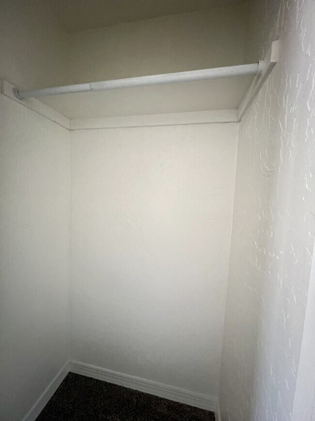 Building Photo - 2 bedroom / 1 bath close to KAFB and I-25 Move-in Special!