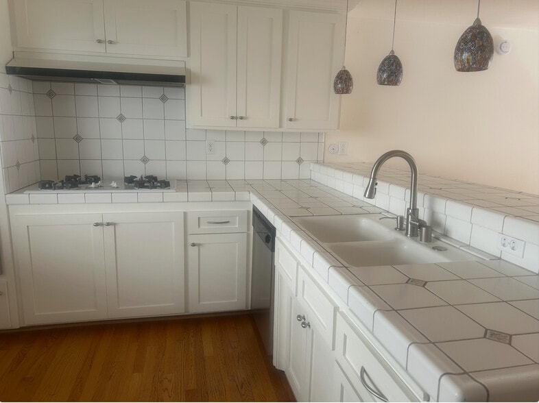 Kitchen - 4452 W Kling St