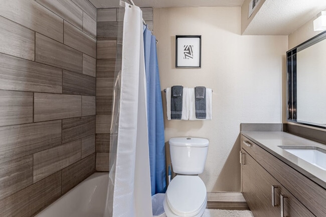 Building Photo - 2409 Town Lake Cir