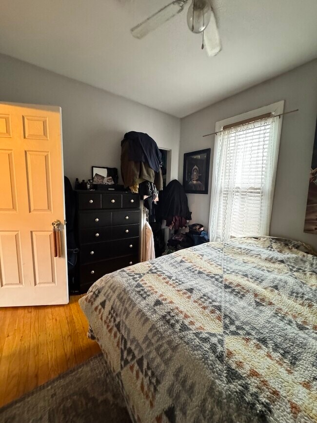 Building Photo - 2315 N Greenview Ave