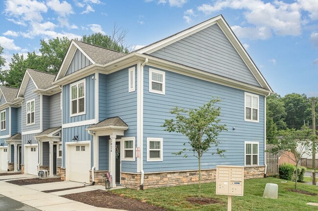Building Photo - Charming 3-Bedroom Townhome Close to Every...