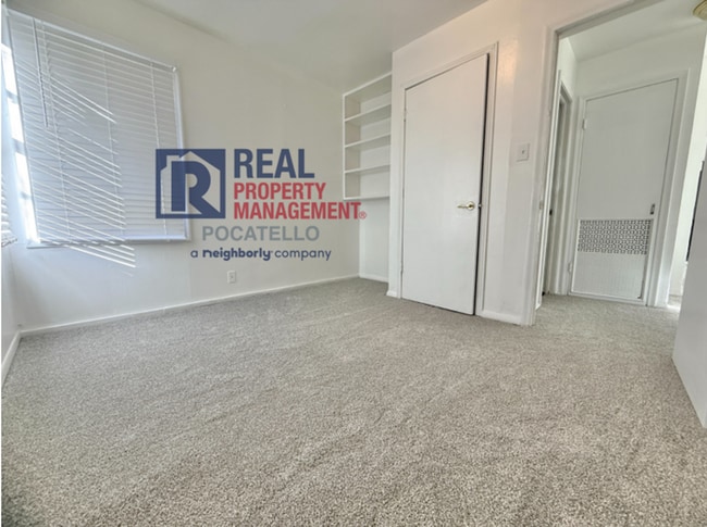 Building Photo - 5 bed 1.5 bath house - Pet Friendly