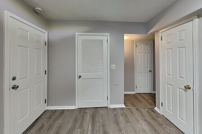 Building Photo - 2468 Hampstead Dr