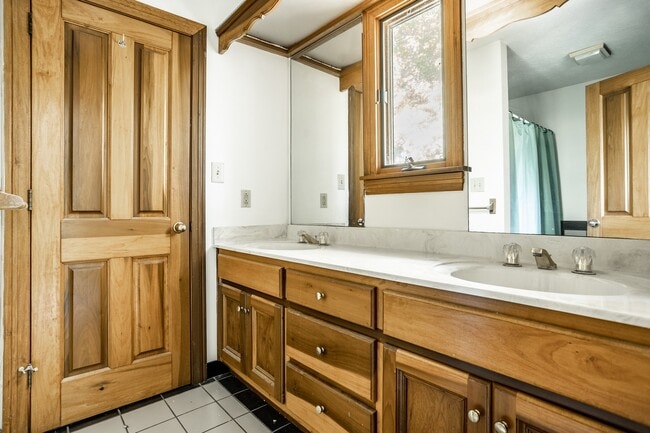 Building Photo - 9628 Summerlakes Dr