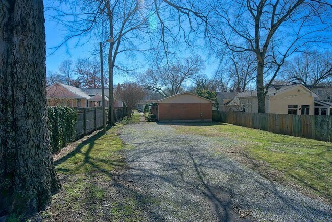 Building Photo - 905 Fatherland St