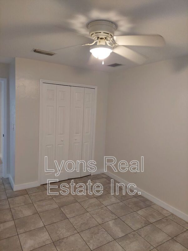 Building Photo - 611 SE 5th St