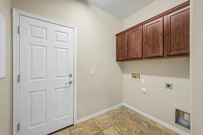 Building Photo - 26616 N Babbling Brook Dr