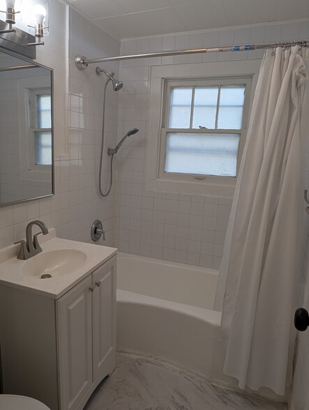 Bathroom - 281 E North End Ave