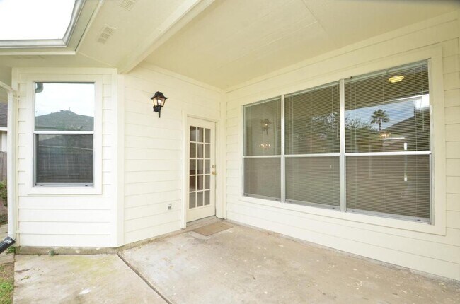 Building Photo - 19714 Fernhaven Dr
