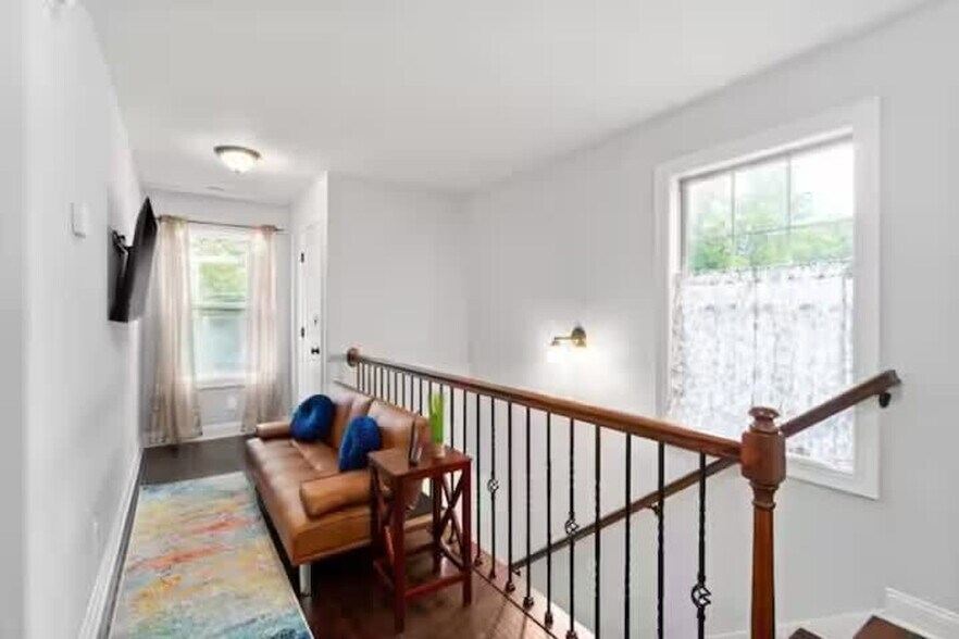 Building Photo - 206 E St