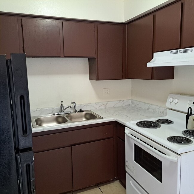 Building Photo - 595 N Royal Crest Cir